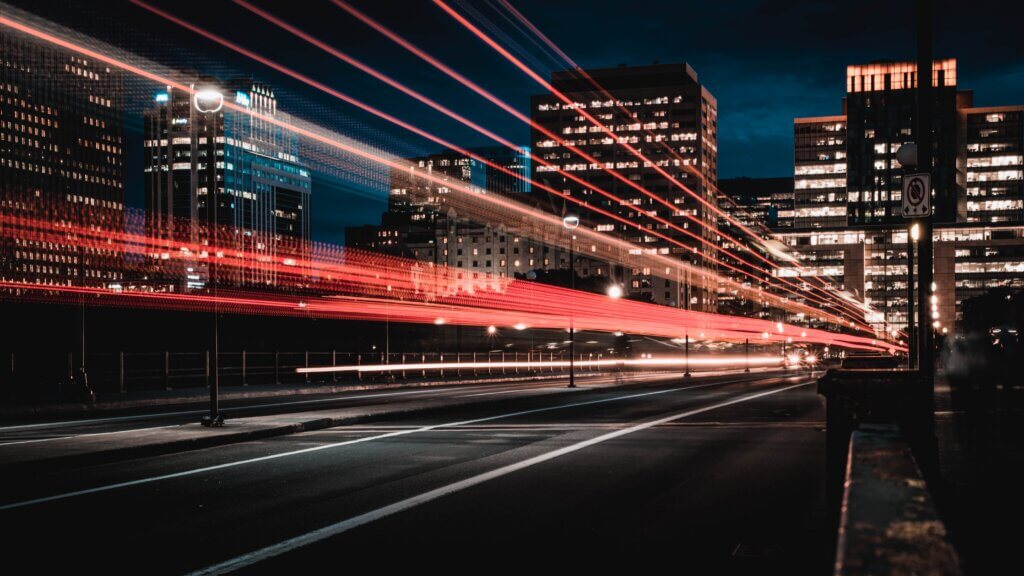 Hochhäuser und Lichter auf Straßen in Ottawa, Kanada bei Nacht